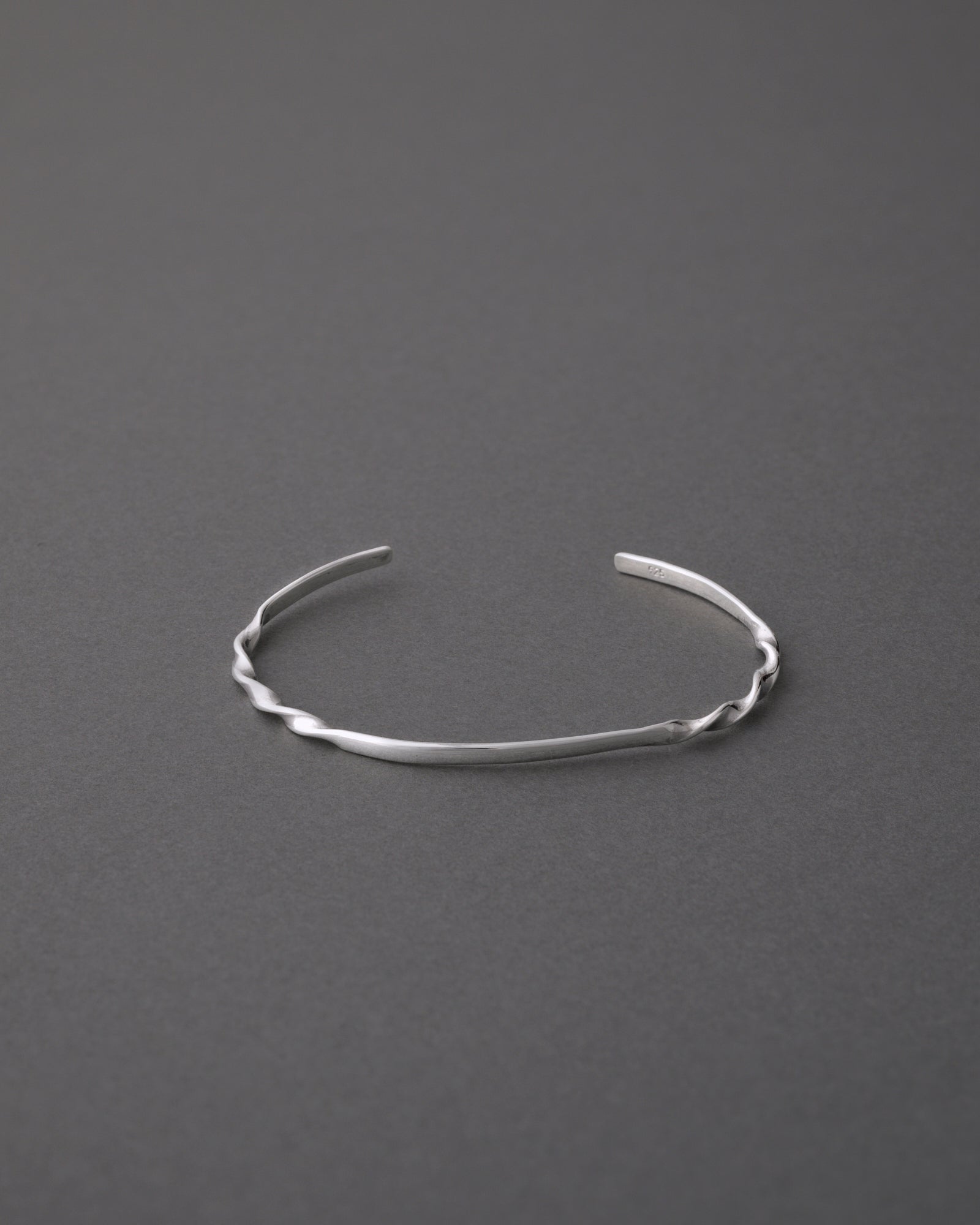 NINA&JULES　シルバー925　バングル　ニナエジュール LOYTO STORE｜【NINA&JULES(ニナ・エ・ジュール)】ツイストナローバングル