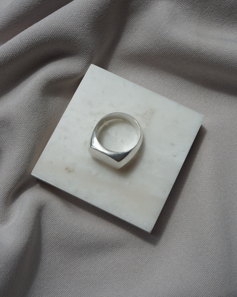 LOYTO TORE｜【NINA&JULES(ニナ・エ・ジュール)】ミディシグネットリング